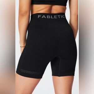 🌟 2 for $25 Fabletics Sync Seamless High-Waisted 6'' Short Small - Black NWT